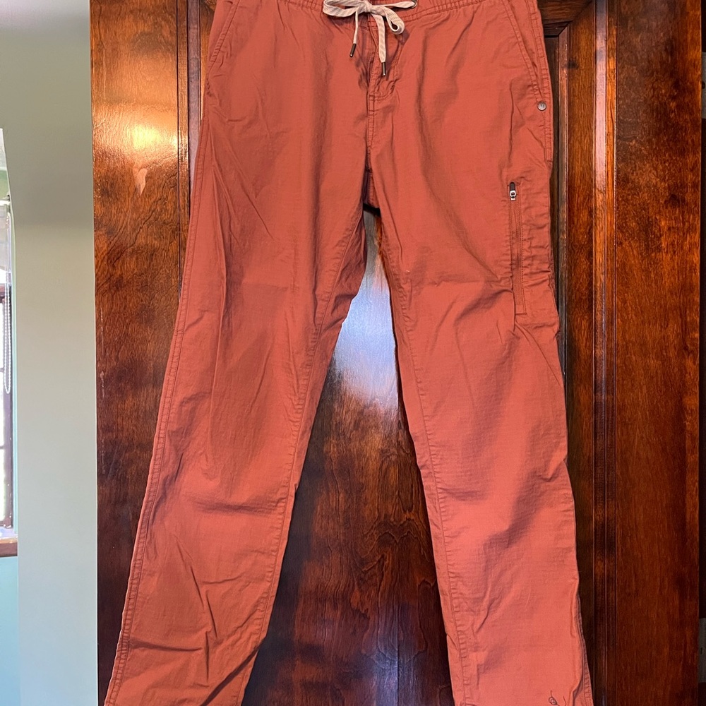 Vuori NWOT never worn ripstop stretch pantnPerfect condition size small.